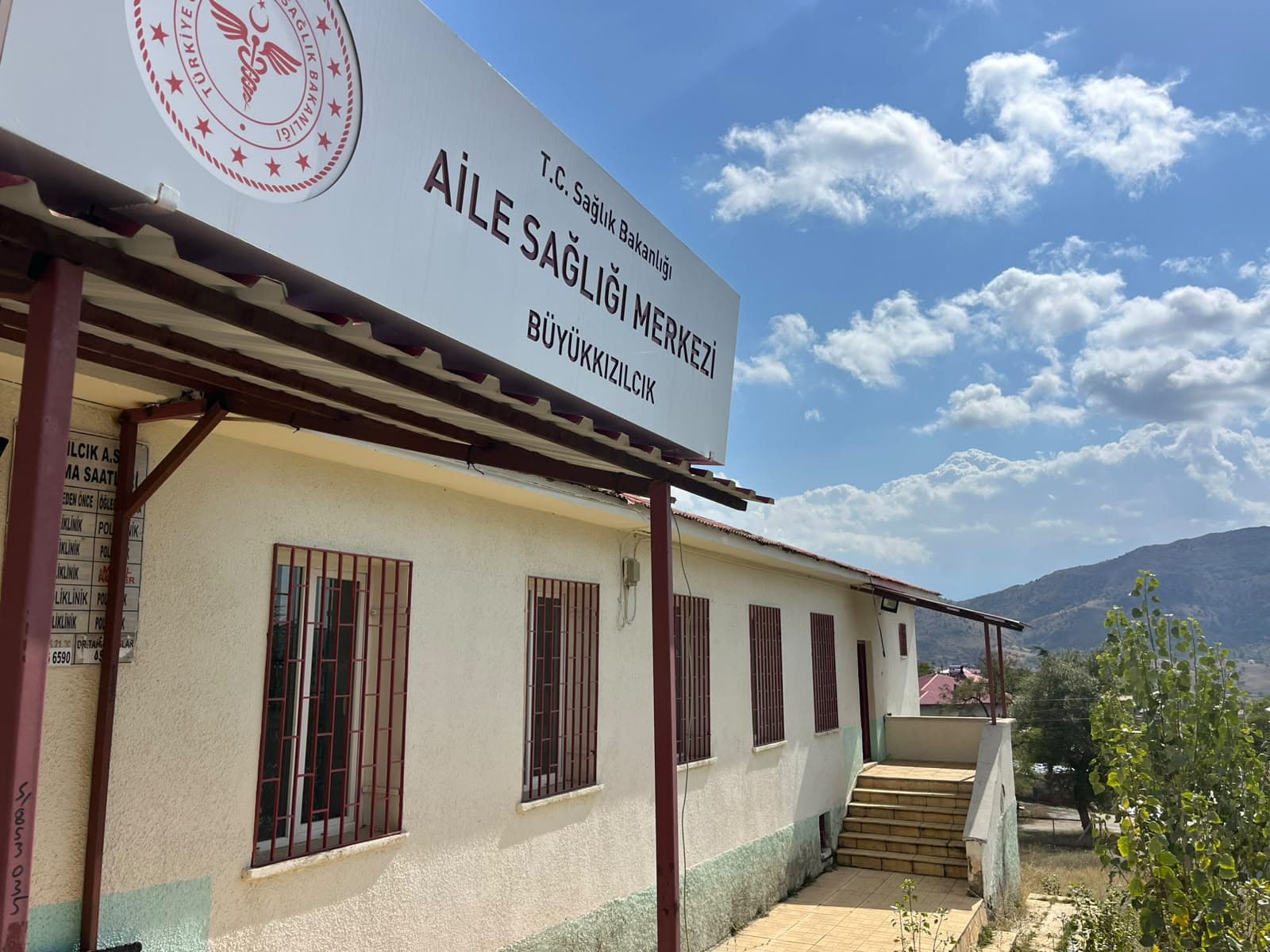 Büyükkızılcık Aile Sağlığı Merkezi tabelası ve bina dış cephesi