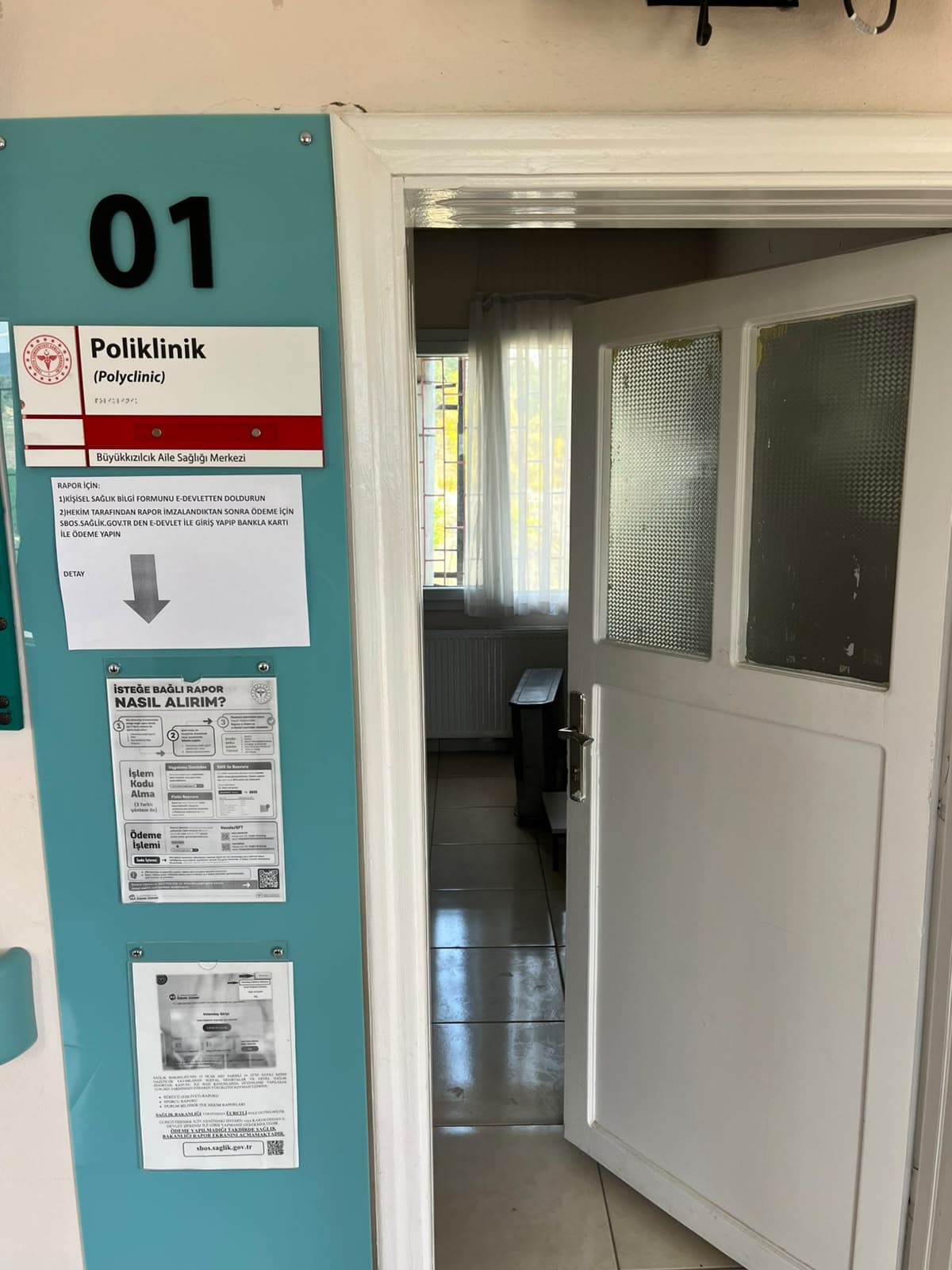 01 numaralı poliklinik odasının girişi