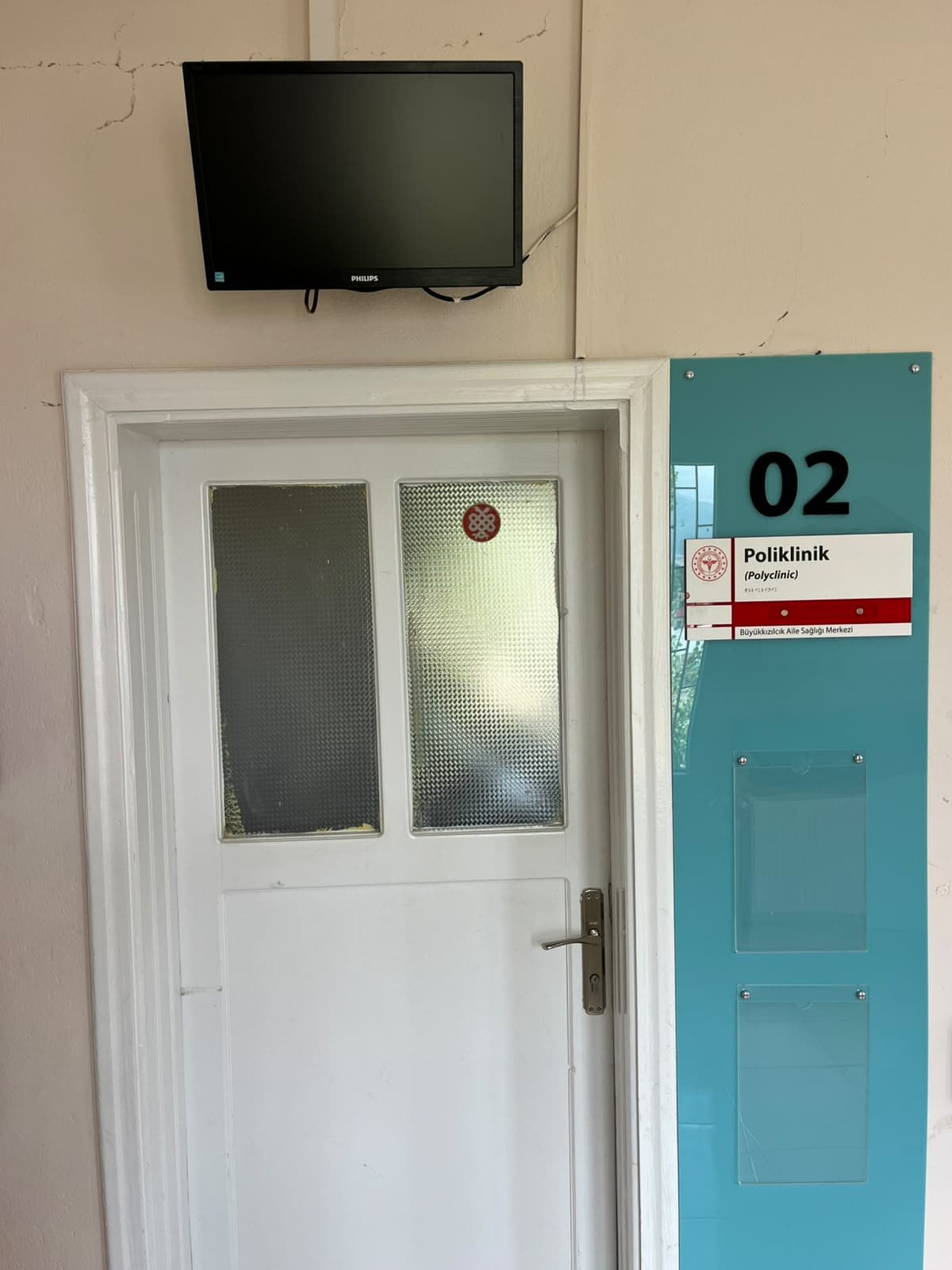 02 numaralı poliklinik odasının girişi